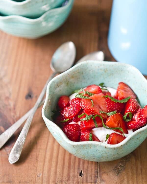 Balsamic strawberries with Greek yogurt | Strawberry desserts healthy