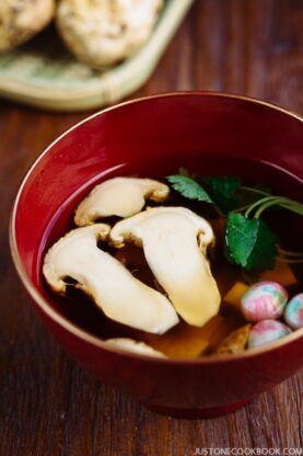 Matsutake Clear Soup 松茸のお吸い物 | Easy Japanese Recipes at fancyfoodsshow.com