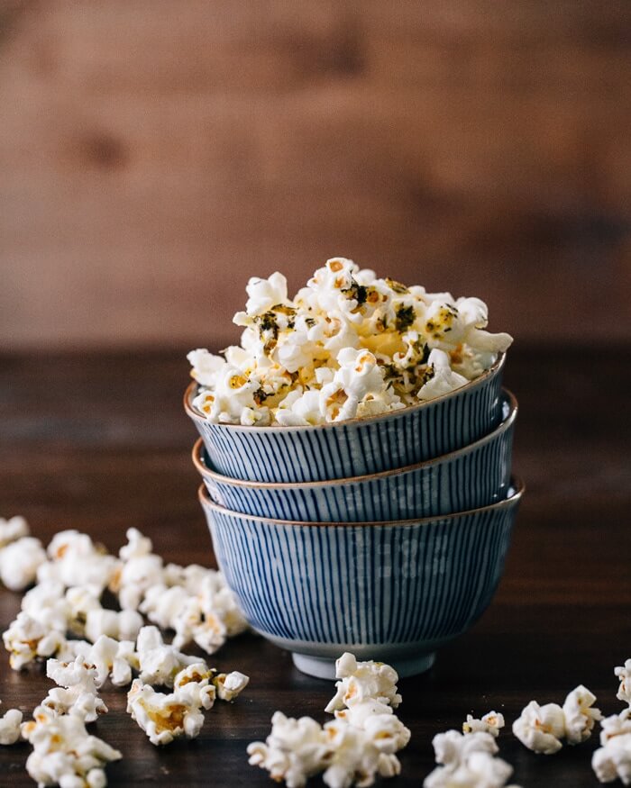 Herb popcorn in bowls