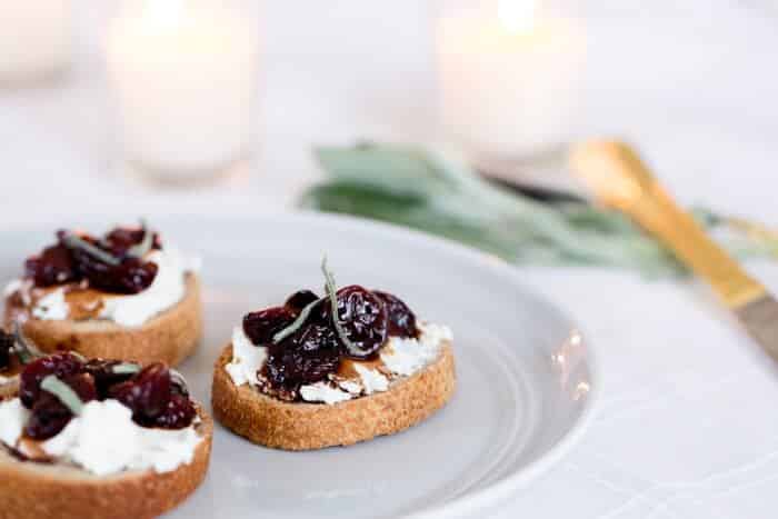 Cherry and Goat Cheese Crostini | Cherries and cheese | Winter appetizers