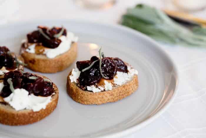 Cherry and Goat Cheese Crostini | Cherries and cheese | Winter appetizers