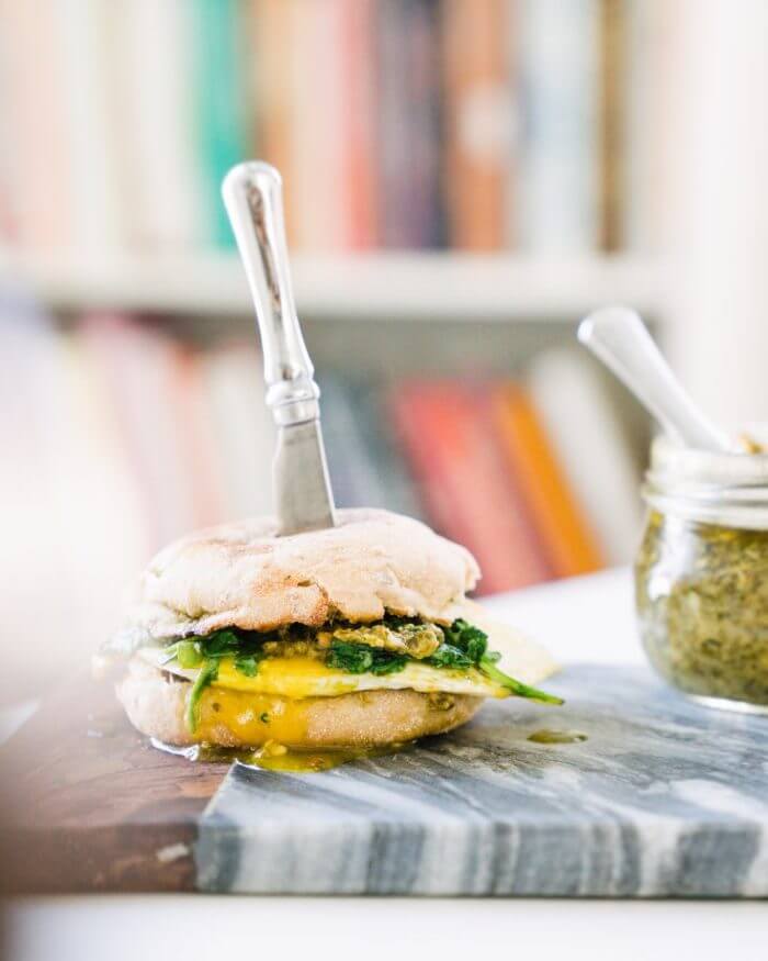 5 Minute Pesto Breakfast Sandwich | Healthy breakfast sandwich recipe