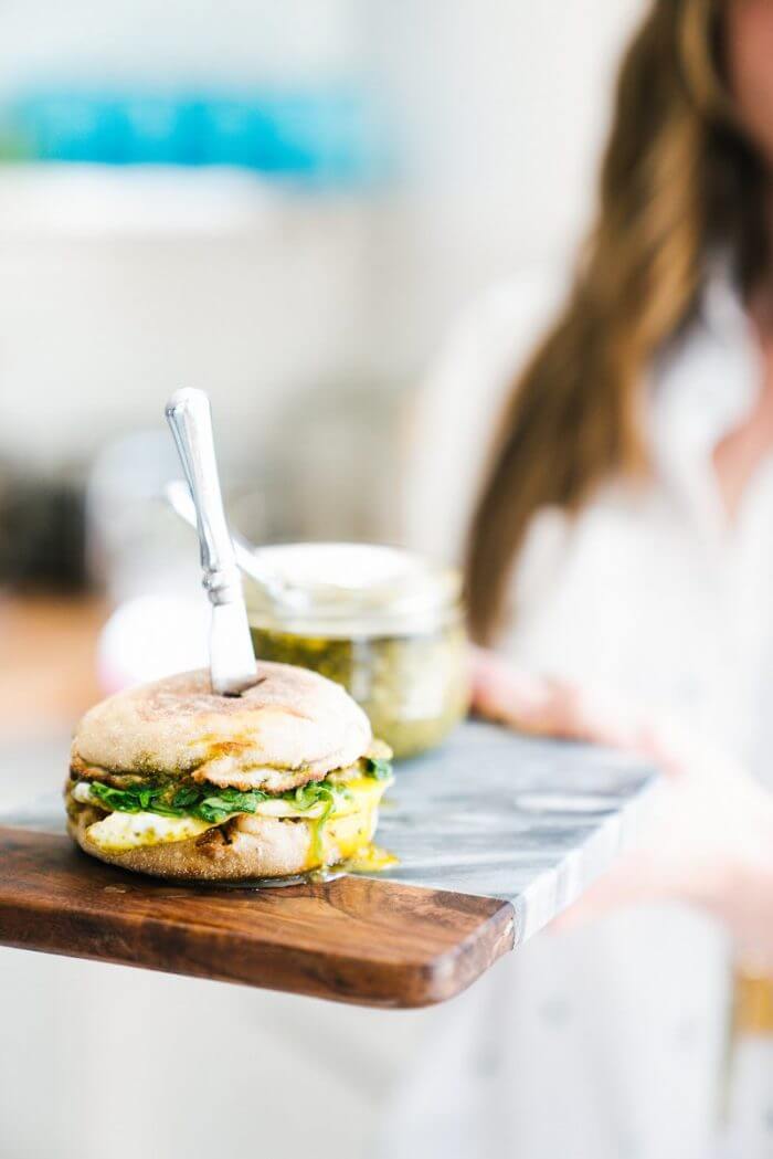 5 Minute Pesto Breakfast Sandwich | 5 minute recipes