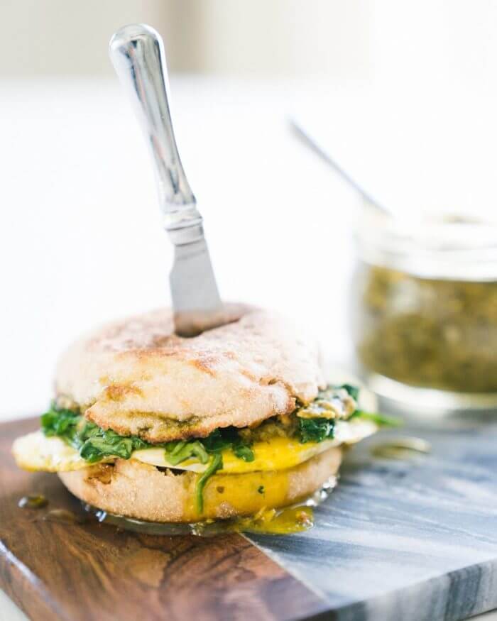 5 Minute Pesto Breakfast Sandwich | Healthy breakfast sandwich