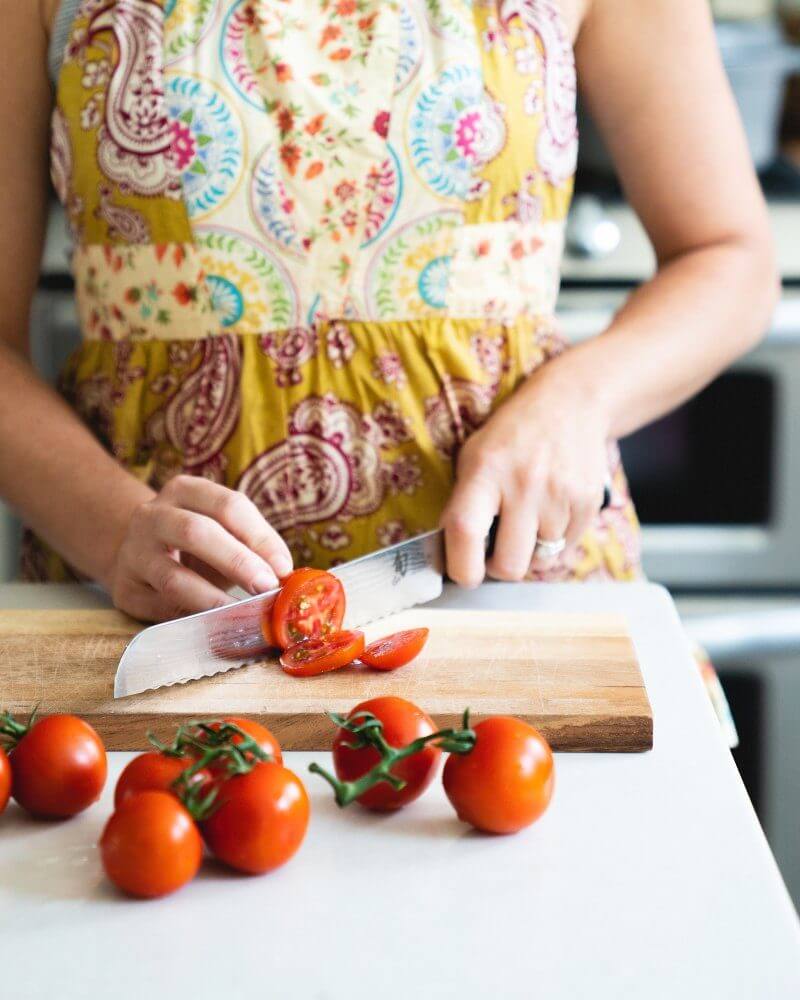 Cutting tomatoes