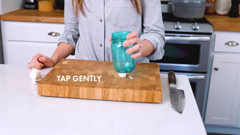 How to mince garlic | Tap gently with a jar