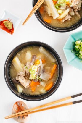 Tonjiru served in black bowls.