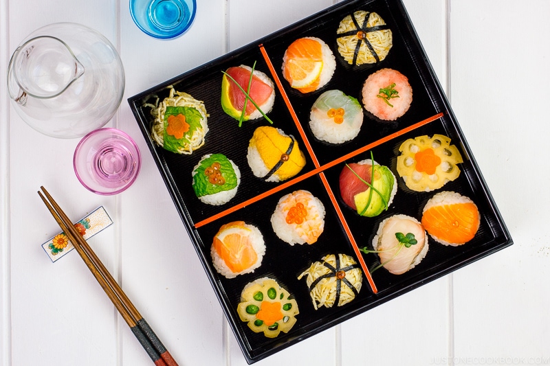 Temari sushi in a black lacquer box.