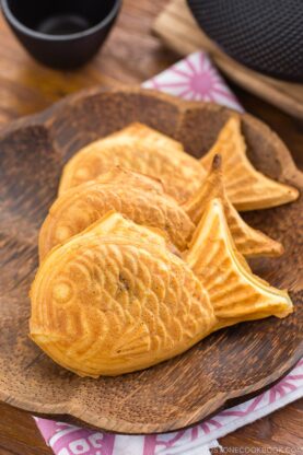 Taiyaki served on a wooden plate.