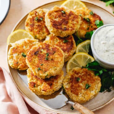 What to serve with crab cakes