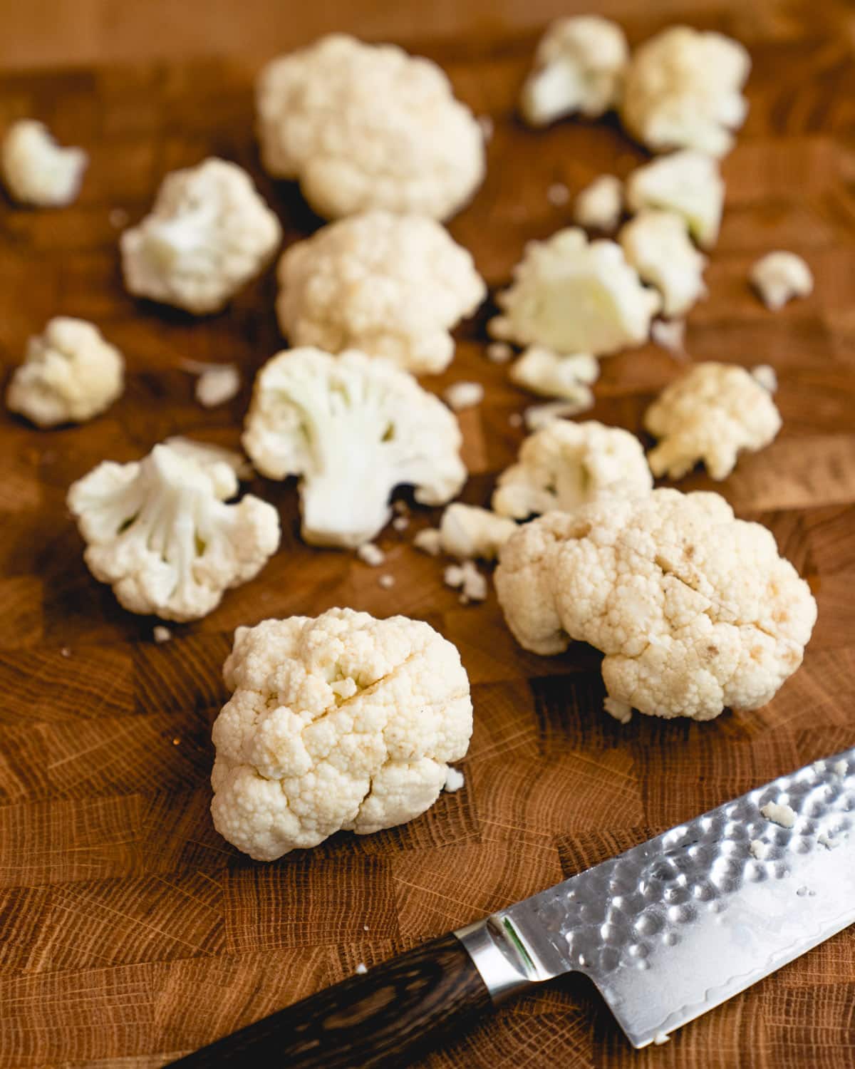 Cauliflower salad step 1: Chop the cauliflower and other ingredients.