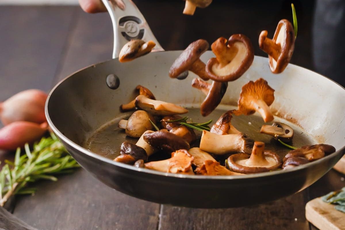 De Buyer MINERAL B Carbon Steel 10.25&rdquo; Fry Pan