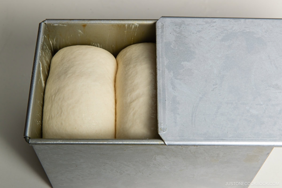 Close the lid of the pan.